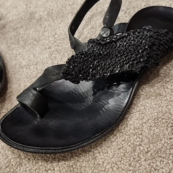Black Minimalist Thong Sandals - Picture 2 of 4